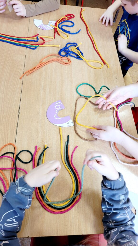 warsztaty rękodzieła dla dzieci tęcze ze sznurka bawełnianego sznurki i dzieci
