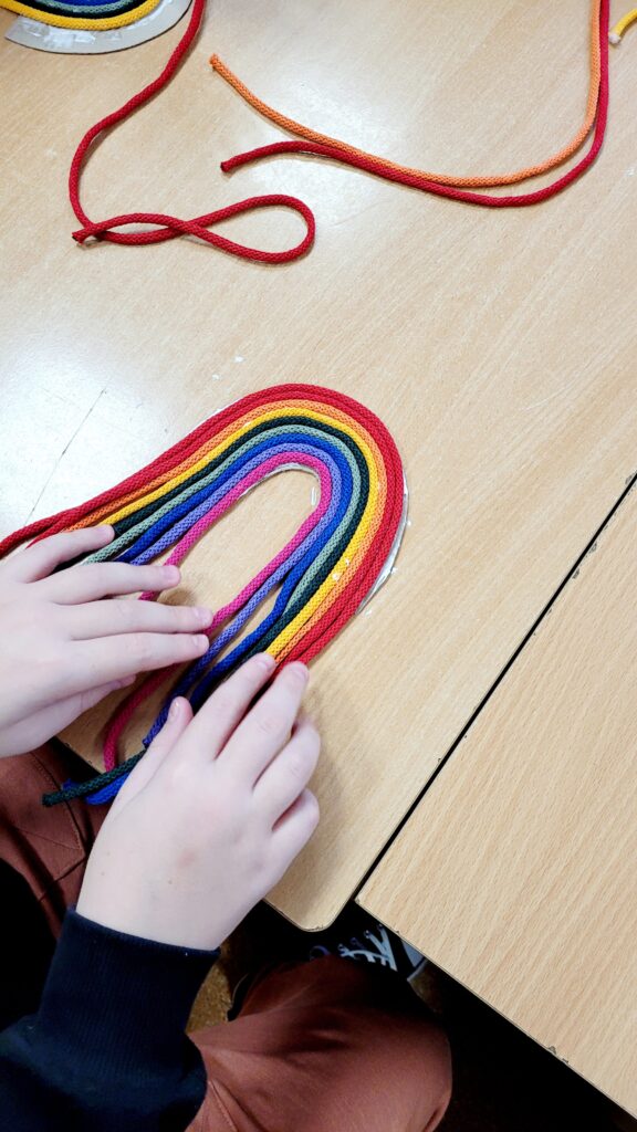 warsztaty rękodzieła dla dzieci tęcze ze sznurka bawełnianego tęcza kolorowa